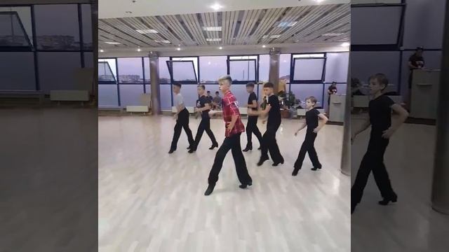 Мальчики зажигают на бальных танцах !!! смотреть онлайн