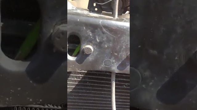 как открыть капот Шкода Октавия