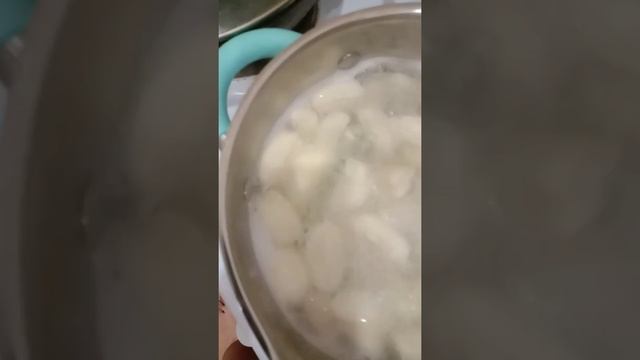 Готовим вареники под сливочно-сырным соусом смотреть онлайн