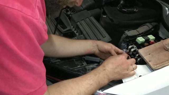 Замена ламп дневных ходовых огней VW Jetta 6 2015 год.