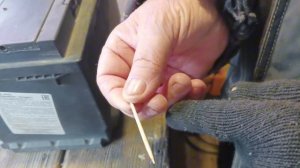 Как проверить уровень электролита в необслуживаемом аккумуляторе #аккумулятор #огородныйклапан #мех