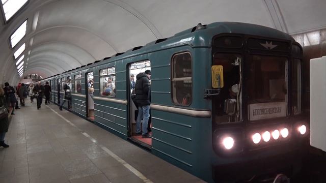 Московский Метрополитен 81-717/714 серии 0224 и 0225 на станции Третьяковская смотреть онлайн