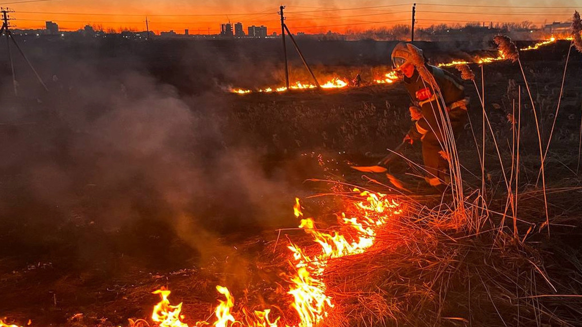 В Приморском крае сотрудники МЧС России активно тушат возгорания сухой травы. 05.03.2024 смотреть онлайн