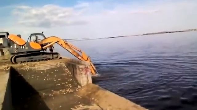 Как развлекаются на воде строители набережной? смотреть онлайн