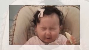 Маленькие дети едят лимон