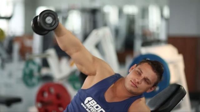 bodymaster : Подъем гантели на наклонной скамье смотреть онлайн