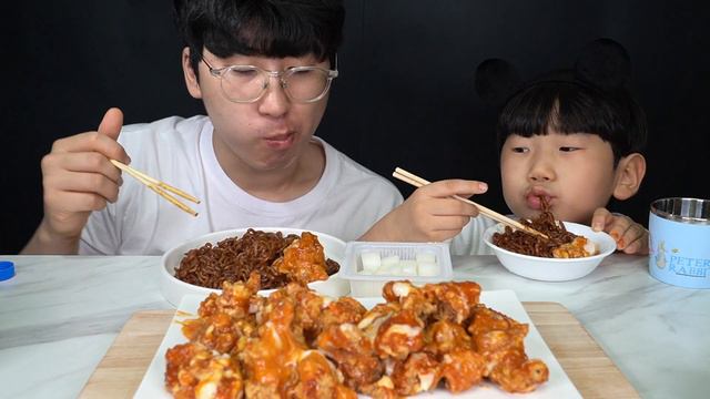 꾸덕바삭 슈프림 양념치킨 🍗,짜술랭짜파게티라면🍜 먹방! 슈프림 치킨 짜장라면 조합!리얼사운드 Chicken and Jajang Ramyeon Mukbang Asmr смотреть онлайн