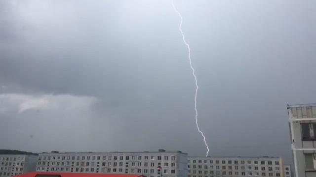 Молния попала в громоотвод в г. Заозерске, Мурманской области. смотреть онлайн