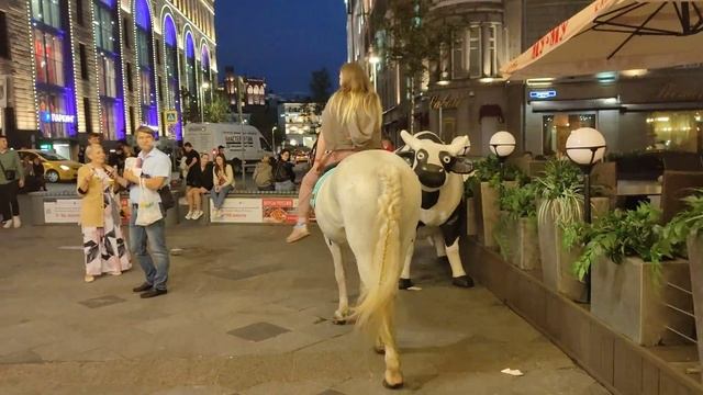 Улицы Москвы заполонили коровы и лошади! Где они столуются? #Moscow смотреть онлайн