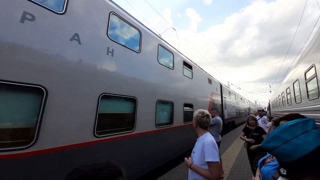 ЭП20-064 с двухэтажным поездом Москва - Симферополь на станцию Россошь