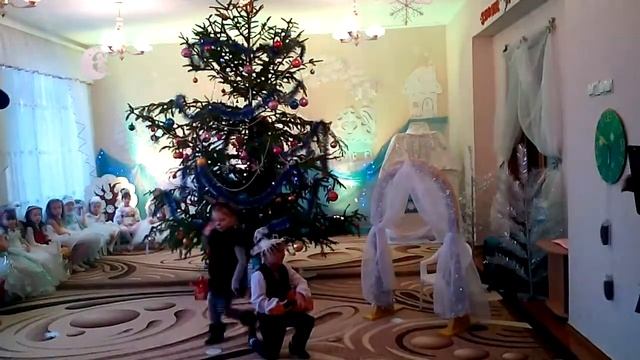 Новогодний танец кота и кошки.Лиля и Дима смотреть онлайн