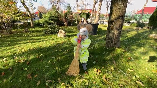 Как тигрёнок спрятался в листве пока Алина УБИРАЛА ПОЛЯНКУ ! смотреть онлайн