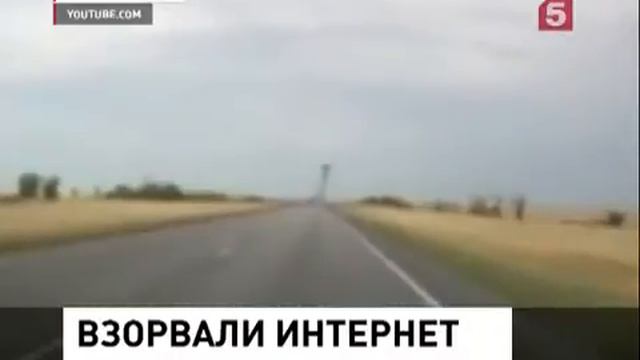 СУ-24 летит в 10 метрах над шоссе!Su-24 accelerates the car on the highway!Great video! смотреть онлайн
