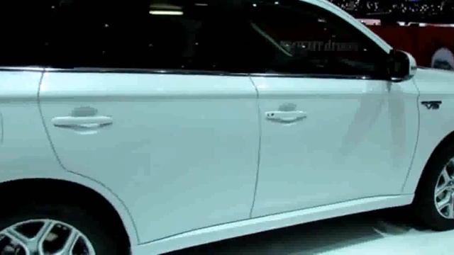 2014 Mitsubishi Outlander PHEV 4x4 смотреть онлайн