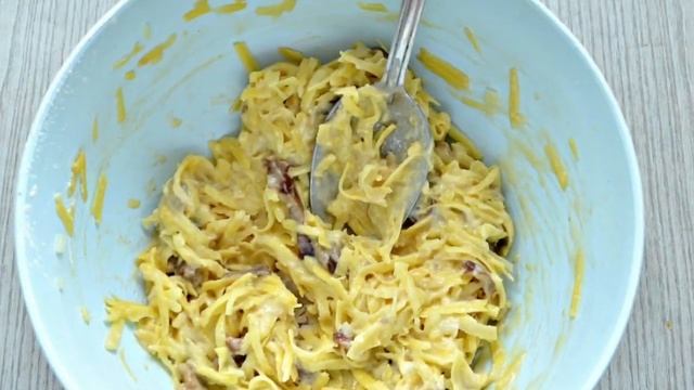 Возьмите картофель и приготовьте хрустящий драник с беконом! смотреть онлайн