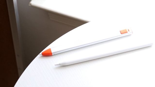 Apple Pencil Vs Logitech Crayon! (Comparison) (Review) смотреть онлайн