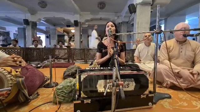 Украинские преданные продолжают проводить киртаны в честь погибших украинских солдат в Маяпуре смотреть онлайн