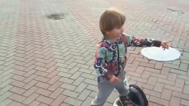 Малыш на гироскутере! смотреть онлайн