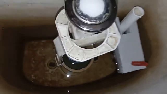 Если вода переполняется в бачке /  Ремонт сантехники своими руками/ Plumbing Repair Life Hack