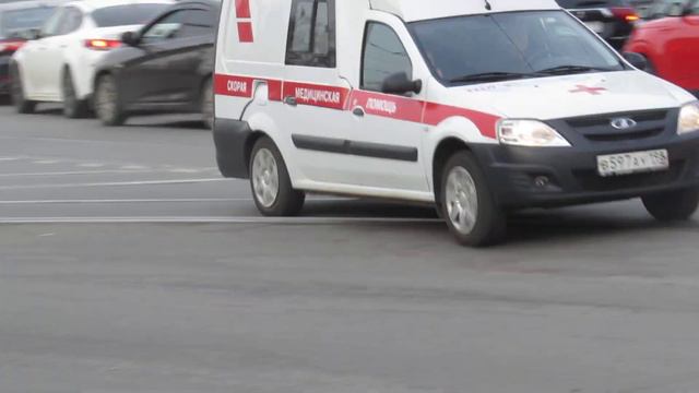 МАЛЕНЬКАЯ СКОРАЯ ПОМОЩЬ С ЖЕНЩИНОЙ ВРАЧОМ ЕДЕТ НА ВЫЗОВ смотреть онлайн