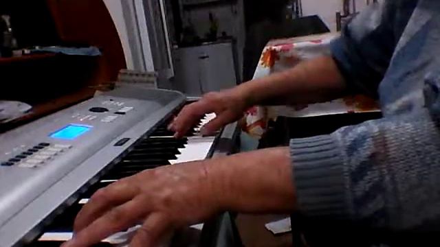 improvisacion musical con teclado YAMAHA DGX-230 смотреть онлайн
