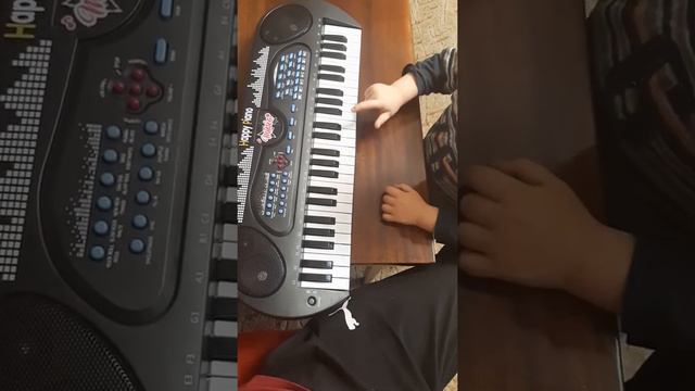 Виктория пробует играть на синтезаторе. смотреть онлайн