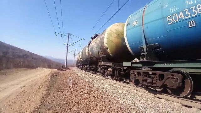 Система электровозов 2ЭС5К-074/114 "Ермак" с наливным поездом и толкач 4ЭС5К-025 "Ермак" в хвосте. смотреть онлайн