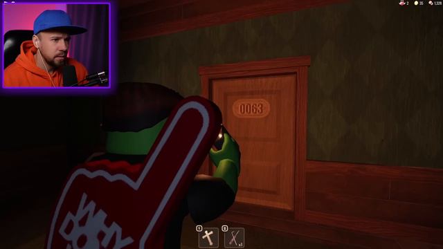 ПРОШЕЛ 100 ДВЕРЕЙ! Подписчик ВЫВЕЛ из УЖАСНОГО Отеля DOORS в Roblox смотреть онлайн