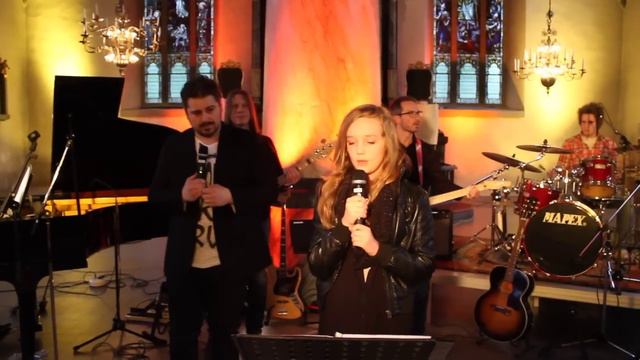Wilma Holmqvist, 11 år och Johannes Kotschy sjunger Hallelujah смотреть онлайн