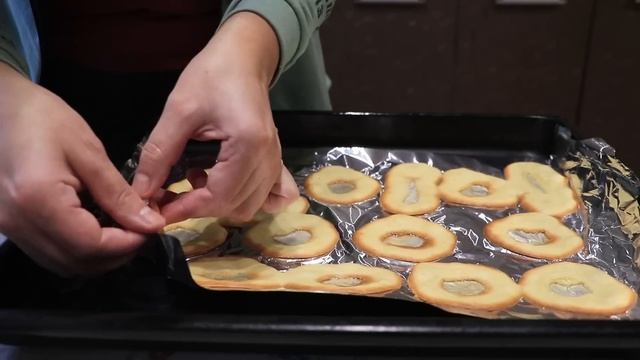 Деревенские куры едят зелень, а мы готовим стеклянное печенье и мини чебуреки. смотреть онлайн