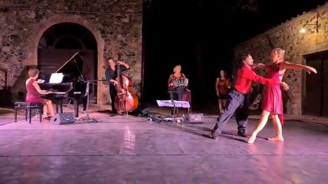 Neotango Performance by Tango Now / Lydia Müller & Ezequiel Sanucci. смотреть онлайн