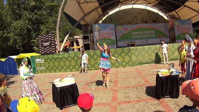 Шоу мыльных пузырей . Новосибирск парк им "Кирова" День папы смотреть онлайн