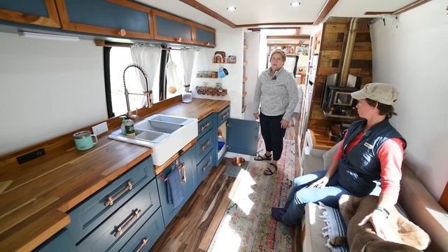 Stunning DIY Airport Shuttle Bus Conversion - Nissan Leaf Powered Off Grid Tiny House смотреть онлайн