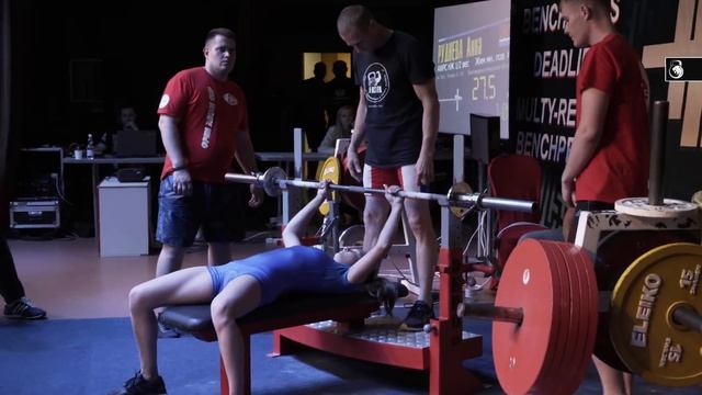 Эта девочка жмёт штангу 27.5кг на 100раз!