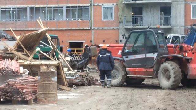 Работа с вилами на телескопическом погрузчике Manitou Working With Forks On Telescop Loader Manitou