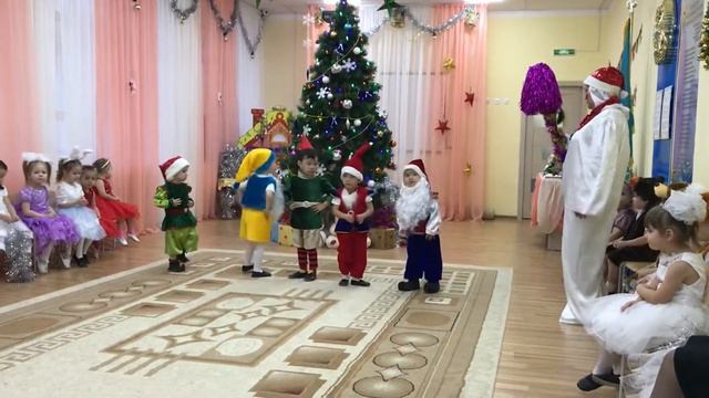 Очень энергичные танцы на утреннике )) смотреть онлайн