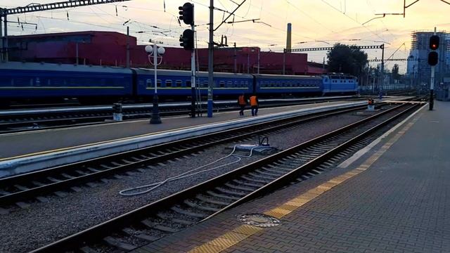 Киев пасс перед запуском поездов 2 спец поезда Электровозы ЧС4 и ЧС8, сплотка ЧС4+ЧС8 смотреть онлайн