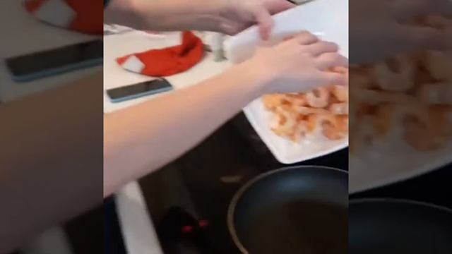 Креветки в медово-соевом соусе!? смотреть онлайн