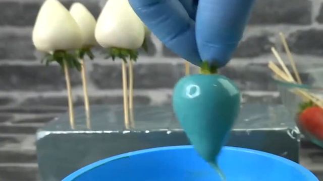 Самый популярный в мире десерт из клубники. Клубника в шоколаде. Букеты из клубники в шоколаде. смотреть онлайн