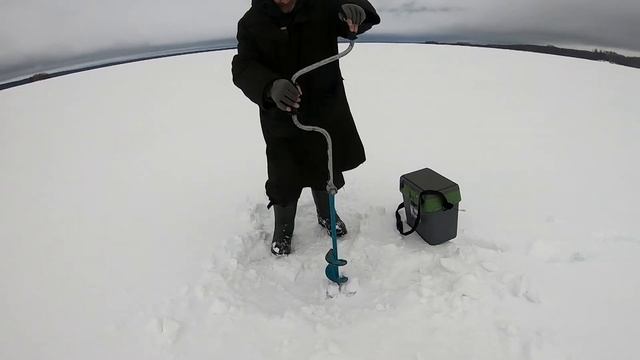 Зимняя рыбалка. Бывает и так))) смотреть онлайн