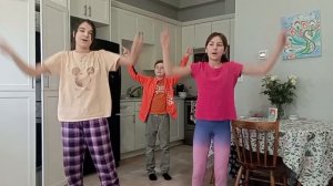 Похож на дерево я при потоках вод, детская песня с движениями! все очень просто!!!