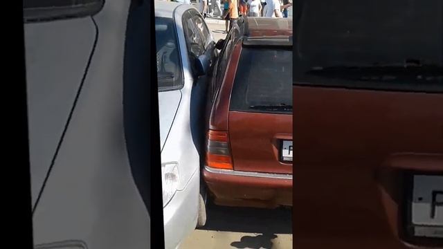 Автобус протаранил машины на парковке смотреть онлайн