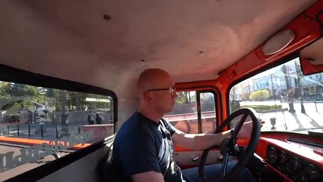 Оранжевый Зил 130. Путь от военного грузовика до крутого пикапа. смотреть онлайн