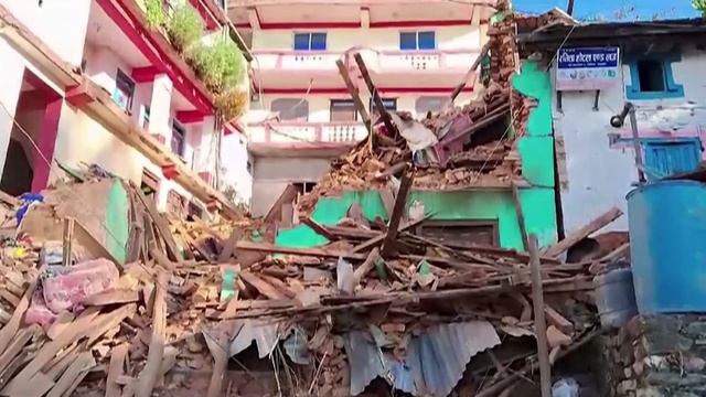 Nepal earthquake kills at least 157 as rescuers struggle to find survivors смотреть онлайн