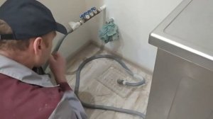 Как отключить посудомоечную машину отсоединив шланги от слива и водоснабжения - снято на видео