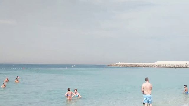 ? Пляж Jumaira Public Beach с видом на семизвездочный отель Бурдж-эль-Араб смотреть онлайн