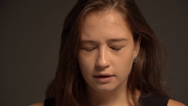 "Сидит у меня на шее, ест на халяву." Муж глумился над женой перед гостями. смотреть онлайн