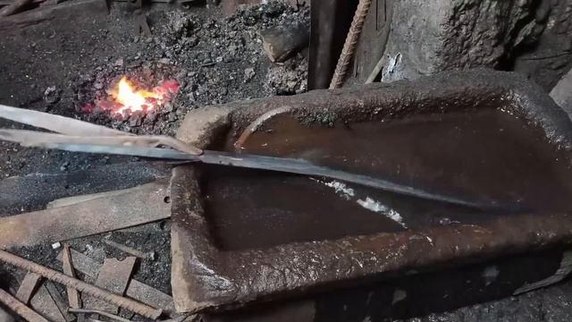 Knife Making - Forging a Super Sharp Nepali Kukri knife From Fat Spring смотреть онлайн