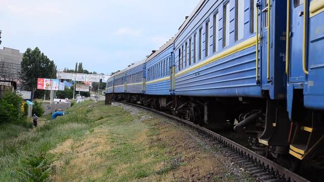 2ТЭ116-1044 с поездом №228/227 Бердянск-Киев и приветливая лок.Бригада.