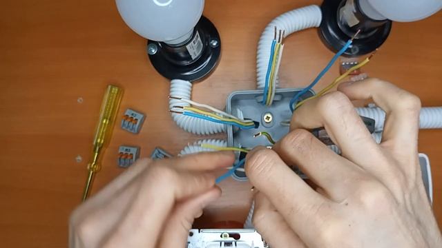 Как подключить двухклавишный проходной и перекрёстный переключатель с двух и более мест